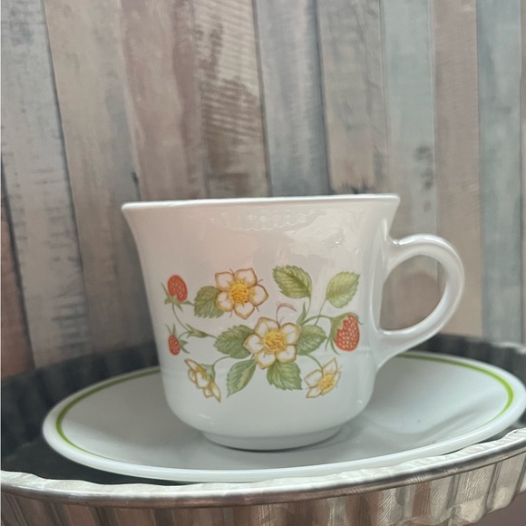 Corelle corning strawberry sundae tea cup and saucer - Picture 1 of 4